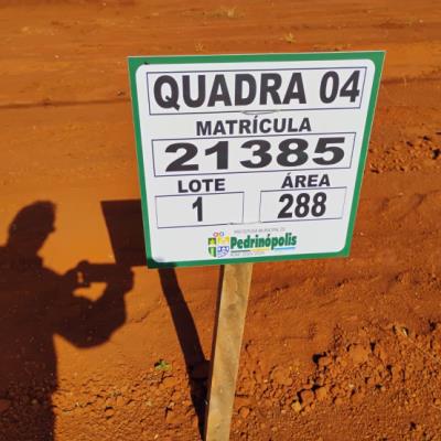 QUADRA 04, LOTE 01, AVENIDA COMERCIAL DO VALLE, LOTEAMENTO VIA COMERCIAL DO VALLE, PEDRINÓPOLIS/MG, ÁREA DE 288,00 M². MATRÍCULA: 21385. NO ESTADO EM QUE SE ENCONTRA.