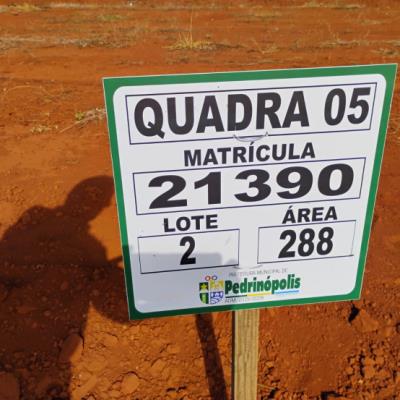 QUADRA 05, LOTE 02, AVENIDA COMERCIAL DO VALLE, LOTEAMENTO VIA COMERCIAL DO VALLE, PEDRINÓPOLIS/MG, ÁREA DE 288,00 M². MATRÍCULA: 21390. NO ESTADO EM QUE SE ENCONTRA.