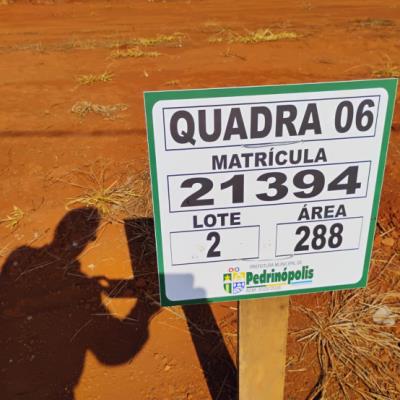 QUADRA 06, LOTE 02, AVENIDA COMERCIAL DO VALLE, LOTEAMENTO VIA COMERCIAL DO VALLE, PEDRINÓPOLIS/MG, ÁREA DE 288,00 M². MATRÍCULA: 21394. NO ESTADO EM QUE SE ENCONTRA.