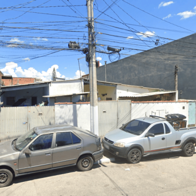 Terreno de 371 m² com 9 residências