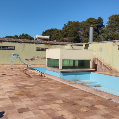Terreno plano com 5.000m² e 774m² de área construída