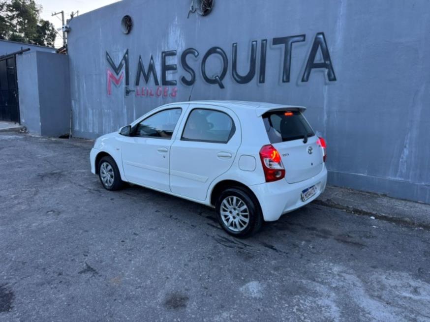 Foto ilustrativa 3 - TOYOTA ETIOS X 1.3 2017 – BRANCO – FLEX