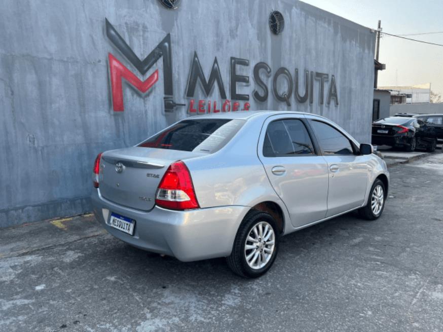 Foto ilustrativa 4 - TOYOTA ETIOS XLS SEDAN 2013 – PRATA – FLEX