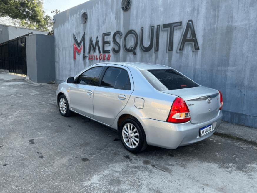 Foto ilustrativa 2 - TOYOTA ETIOS XLS SEDAN 2013 – PRATA – FLEX
