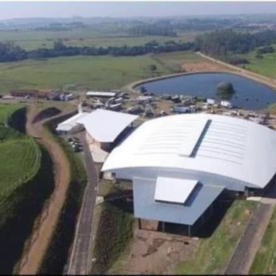 Um terreno fechado por cercas de arame com benfeitorias denominado Sitio/Haras Monte Alegre, com a área de 70,18 ha., ou vinte e nove (29) alqueires, mais ou menos, ou a área exata que se contiver, situado no Bairro dos Silvas ou Baltazar, Conchas/SP