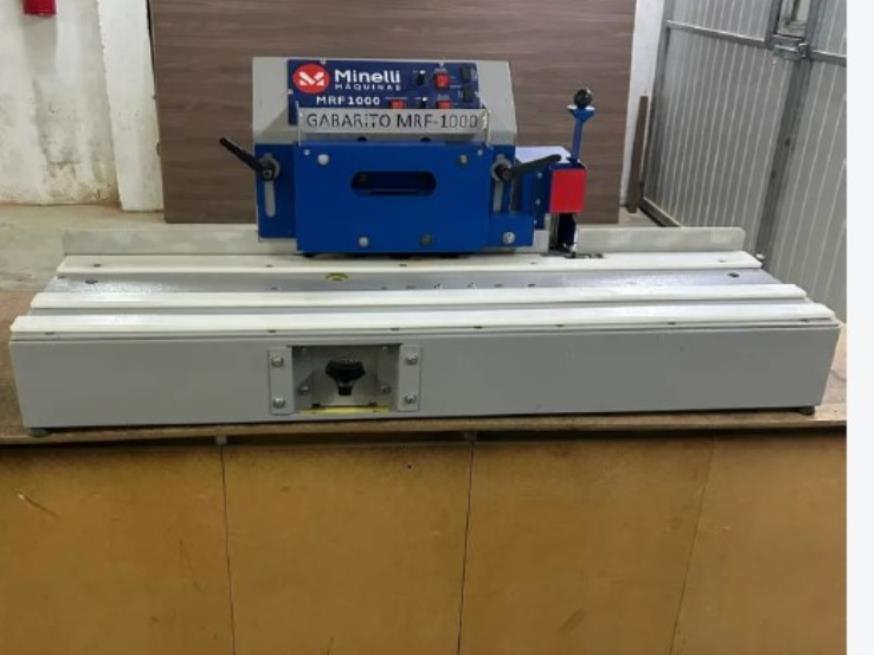 Foto ilustrativa 1 - Uma Máquina Refilador, marca Minelli, modelo MRF 1000, cor azul e cinza, sem número de série.
