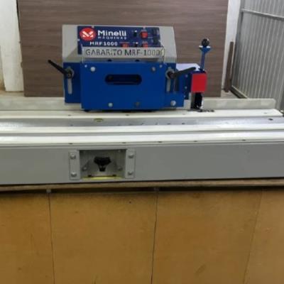 Uma Máquina Refilador, marca Minelli, modelo MRF 1000, cor azul e cinza, sem número de série.